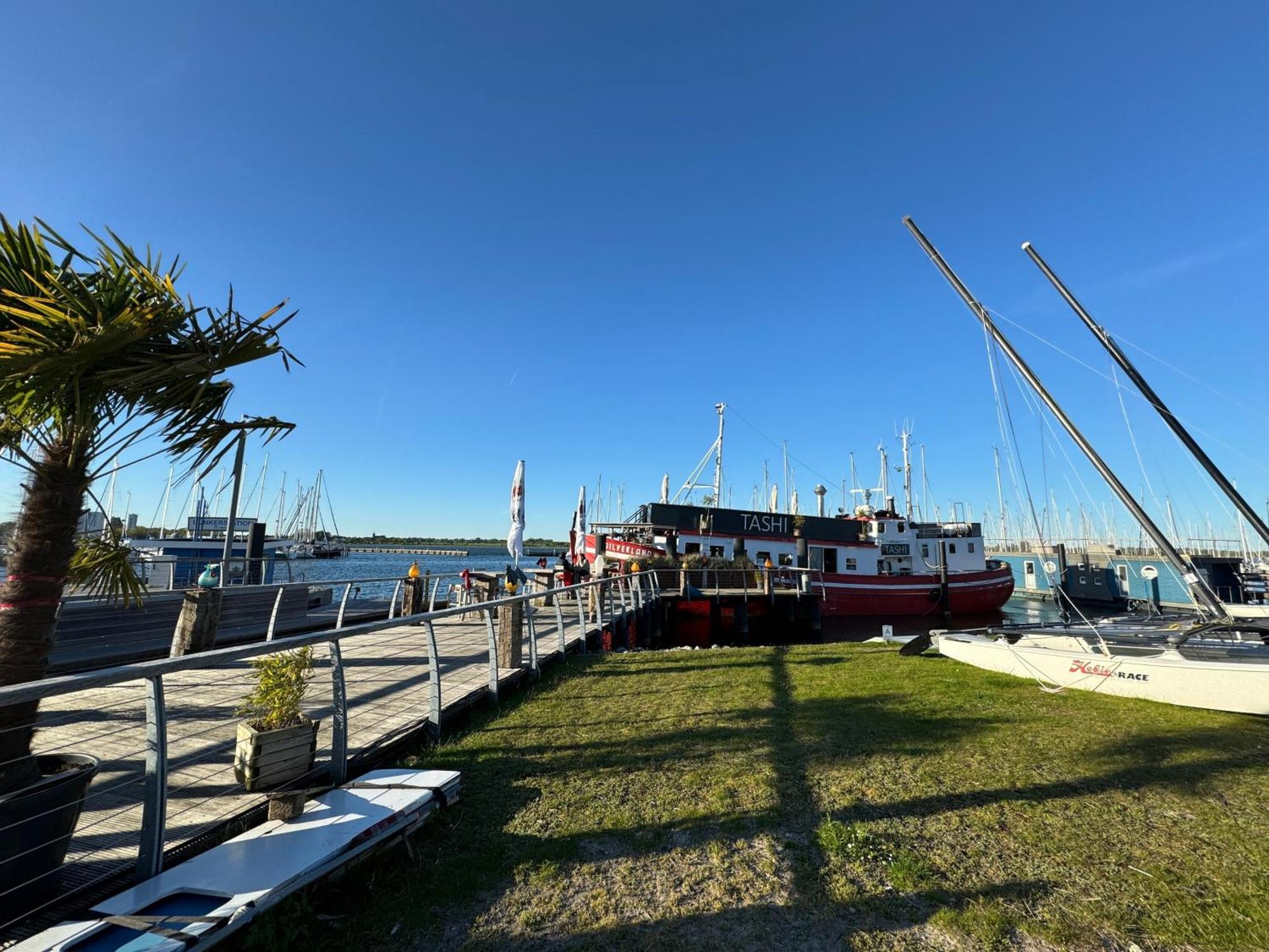 Hausboot Bali Hotel Fehmarn Exterior foto